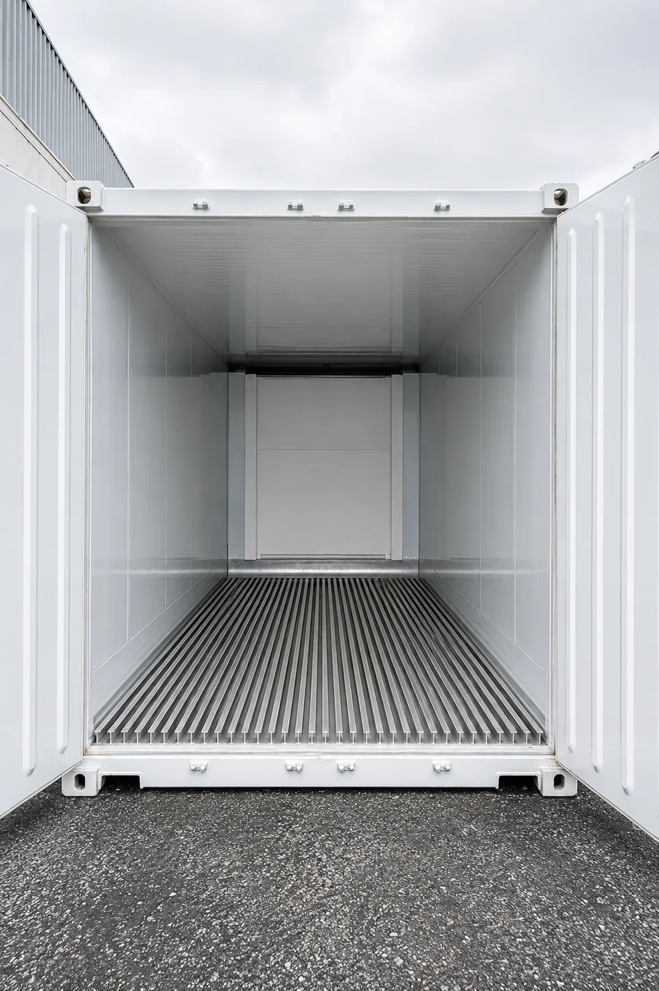 Container refrigerado Tecnomod com portas abertas, câmara vazia com piso T-bar