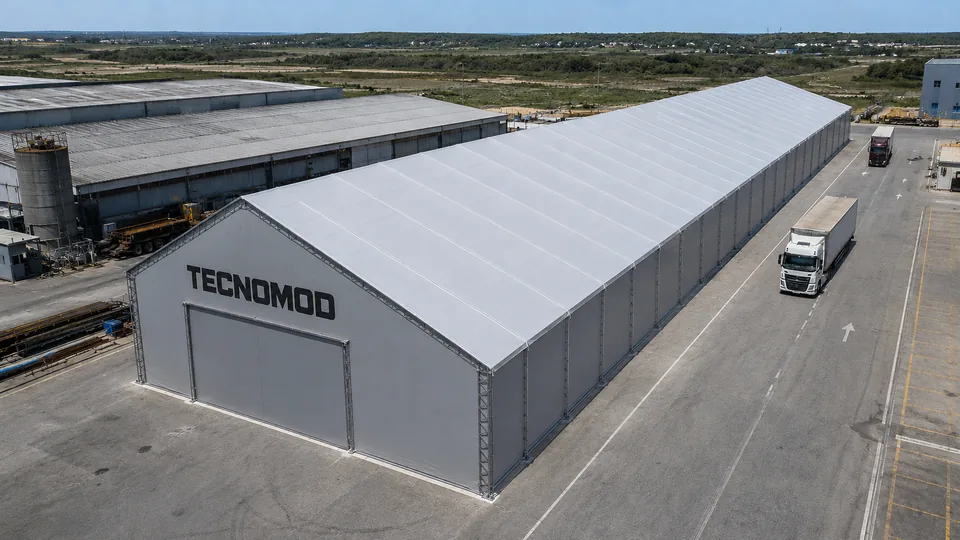 Vista aérea do galpão lonado Tecnomod, mostrando a cumeeira reta, os módulos de 5 metros e o comprimento total da cobertura