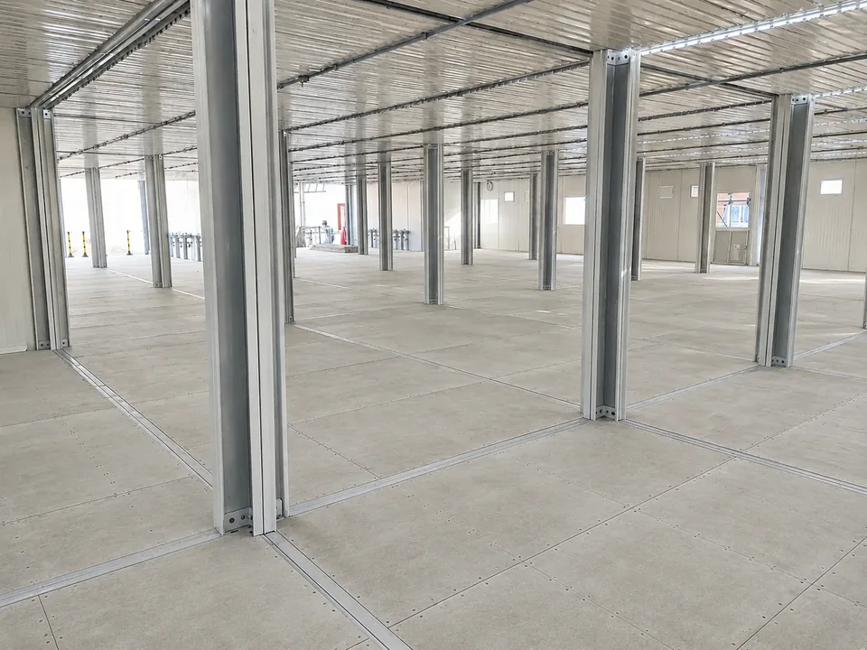 Complexo modular coberto, com eletrocalhas, luminárias e piso técnico instalados